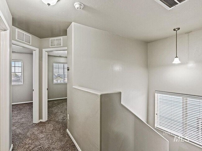 Building Photo - Immaculate/Charming Home in NW Meridian