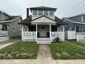 Building Photo - 117 18th Ave