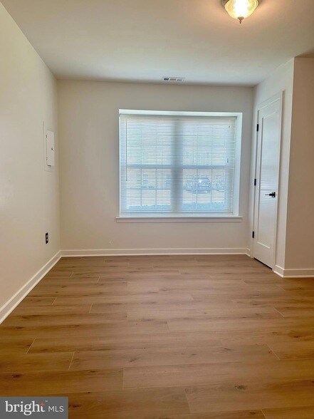 Building Photo - 743 Sedgewick Ct