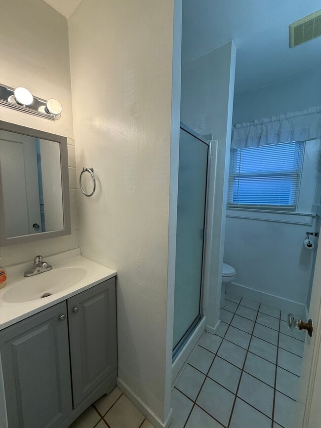 Building Photo - Cozy 2 bed 1 bath available now!