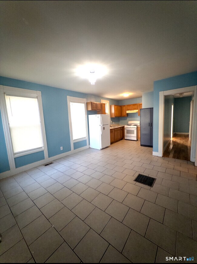 Building Photo - 28 Cassius St