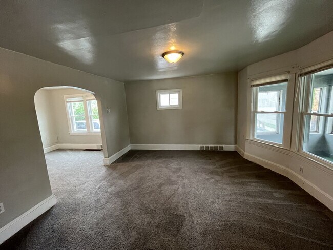 Building Photo - Four bedroom one bathroom single family home for rent. MOVE IN SPECIAL - HALF OFF FIRST MONTHS RENT