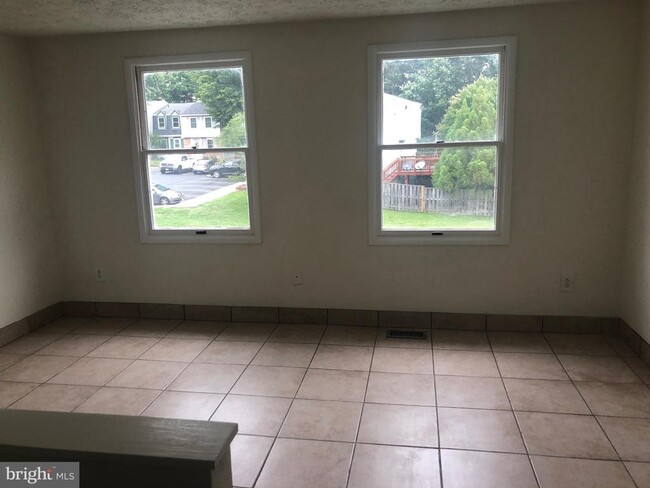 Building Photo - 8426 Lazy Creek Ct