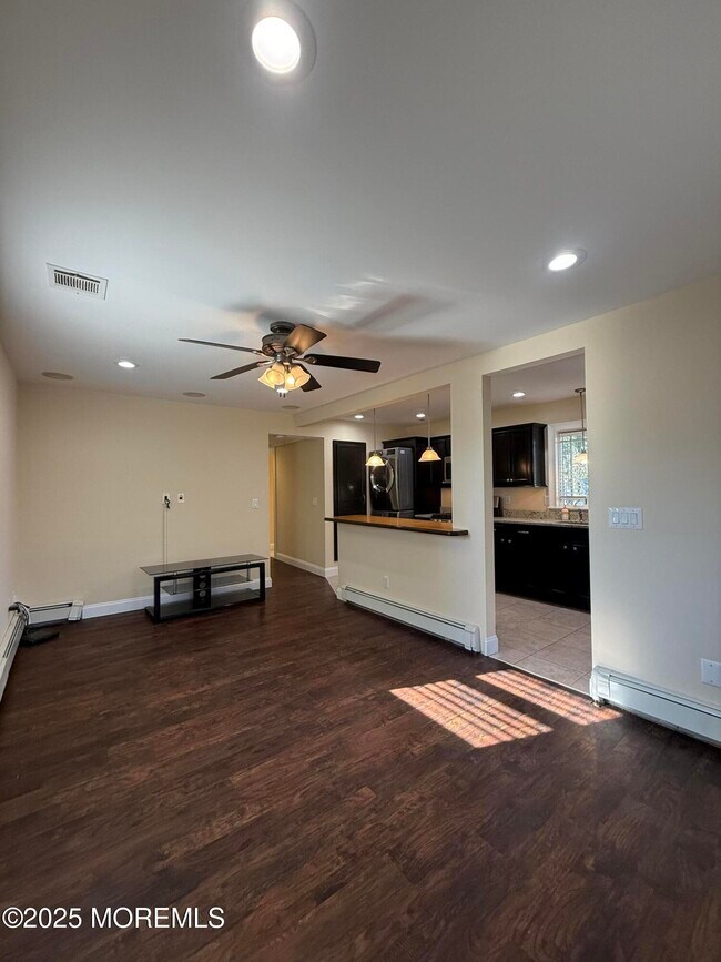 Building Photo - 9 Main St