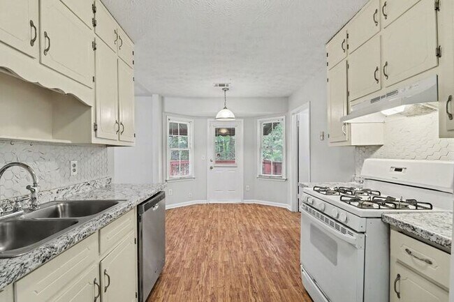 Building Photo - 3BR/2BA Ranch Home in Great School District Near Mall of Georgia!