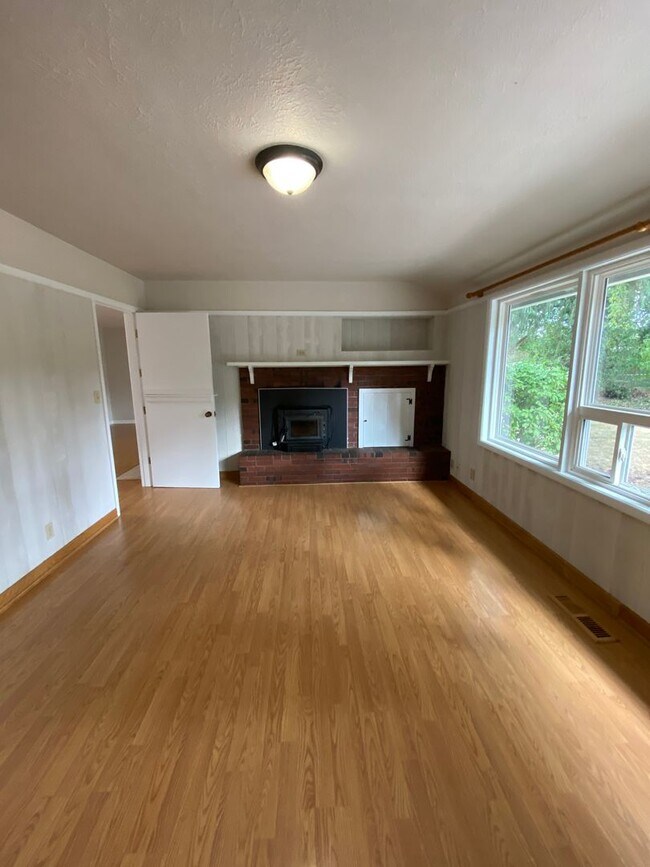 Building Photo - Stylish & Spacious 3-Bedroom Home in SE Sa...