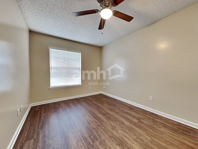 Building Photo - 2562 Glenfield Dr