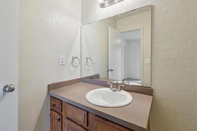 Building Photo - 6203 SE 47th St