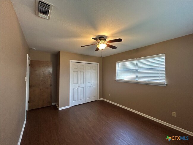 Building Photo - 826 Timber Dr