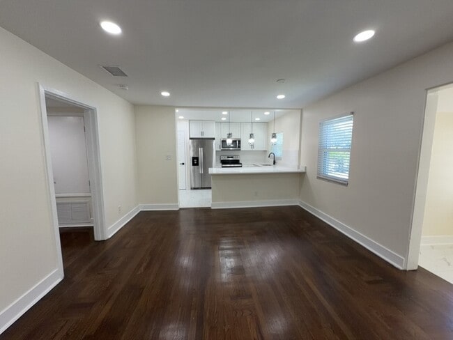 Building Photo - 270 W Pineloch Ave
