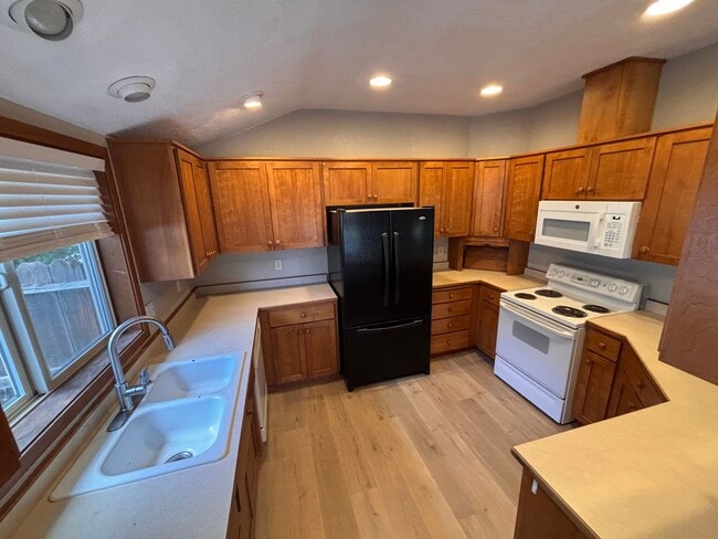 Building Photo - 3052 Gary Dr