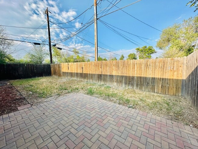 Building Photo - Modern and Spacious Duplex Style Home with...