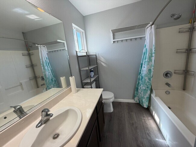 Building Photo - AVAILABLE NOW! LEASE TODAY! 4 Bedroom 3 Bath Elk Grove Home with Bonus Room!