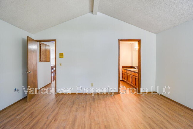 Building Photo - 7003 NW Dogwood Dr