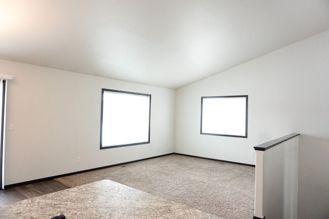 Building Photo - 3 Bed 3 Bath Twin Home