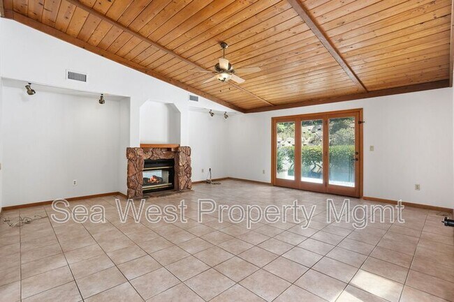 Building Photo - 4000 James Dr