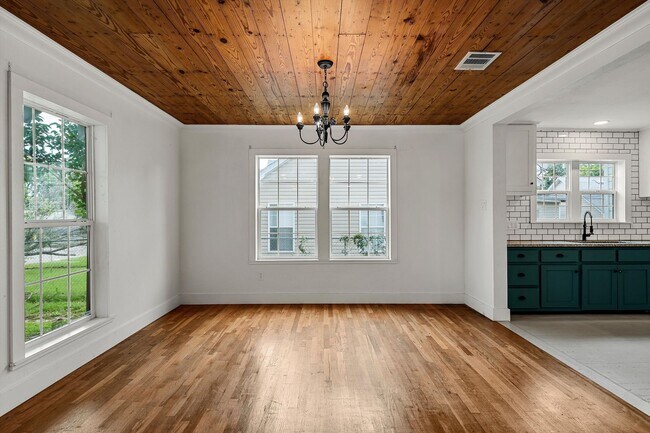 Building Photo - Beautifully Updated 2/2 Cottage - Available now!