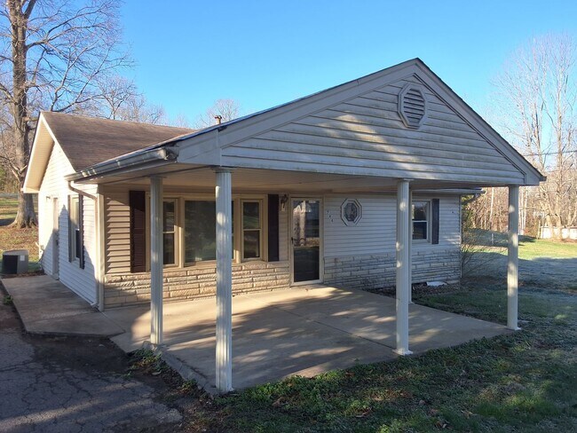 Building Photo - Comfy 2 Bedroom, 1 Bath House located in R...
