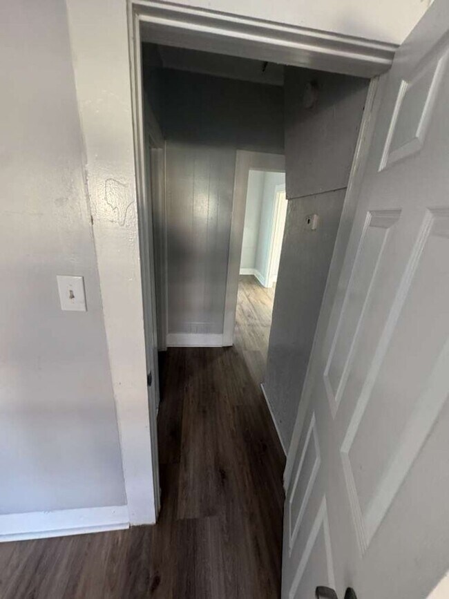 Building Photo - 160 E Elgie St