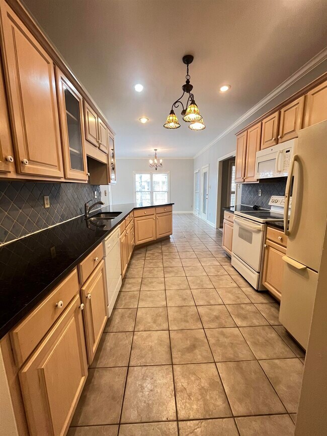 Building Photo - 8570 Meadow Green Dr