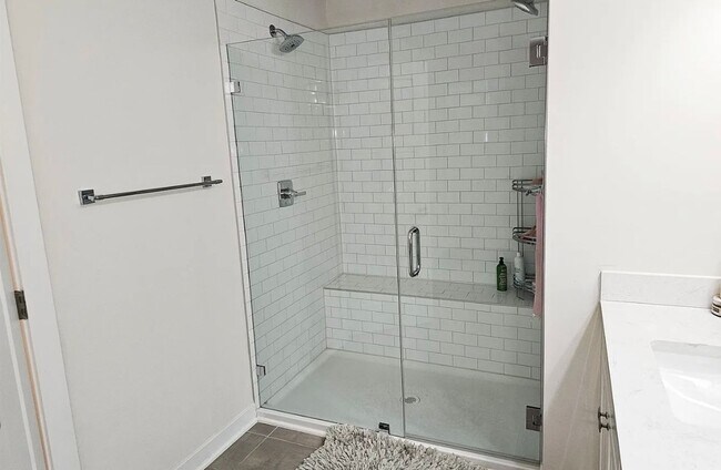 Building Photo - 3700 SF 4/4 Available Now!