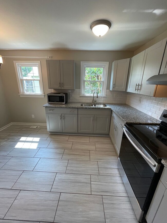 Building Photo - NOW AVAILABLE -  3 Bedroom, 1 Bath Home Ne...