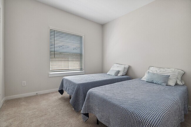 Building Photo - 3049 Sorrento Hl Dr