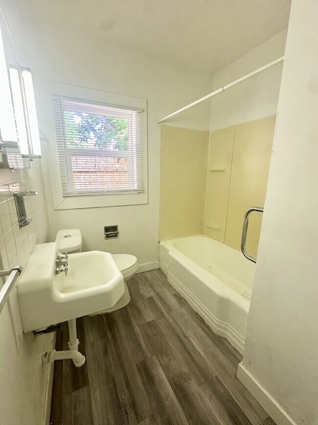 Building Photo - Cozy 1 Bedroom in Central Cheyenne