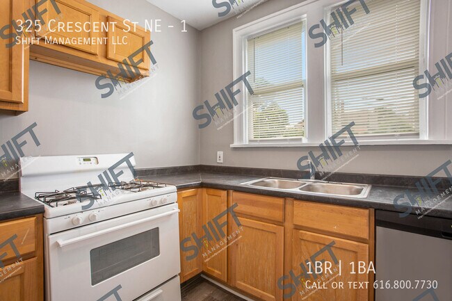 Building Photo - 325 Crescent St NE