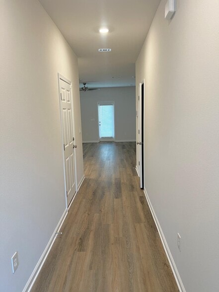 Building Photo - 1736 Jakes Dr