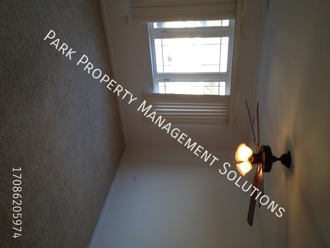 Building Photo - Oak Forest - 2 Bedroom, 2 Bath Penthouse C...