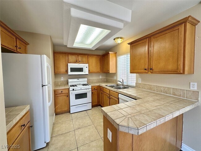 Building Photo - 7576 Jacaranda Leaf St