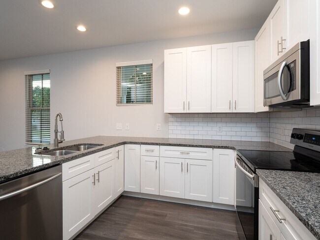 Building Photo - Porter's Lakeside - Luxury 4 Bedroom, 4 Ba...