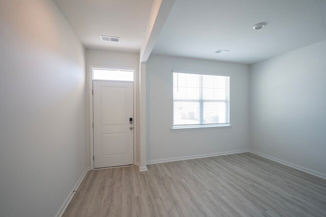 Building Photo - AVAILABLE NOW!