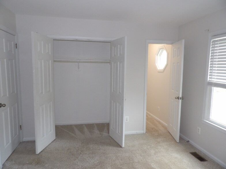 Building Photo - 413 Forest Ct