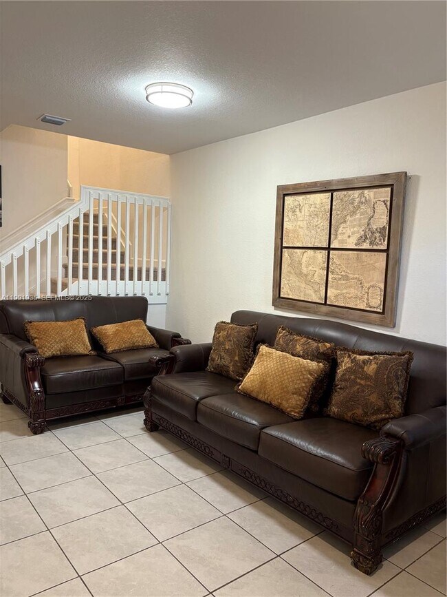 Building Photo - 1020 SE 26th Ter