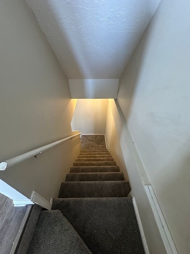 Building Photo - BEAUIFUL TOWNHOME!!!