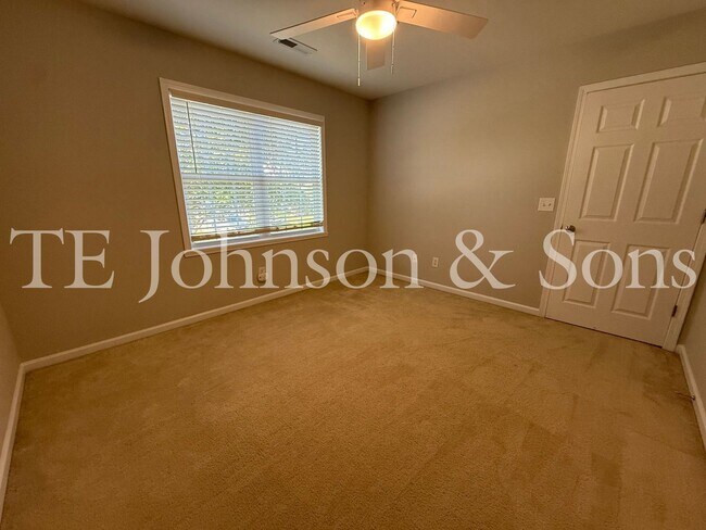 Building Photo - Spacious 4 Bedroom Home with Fenced Yard & Two Car Garage in Clemmons