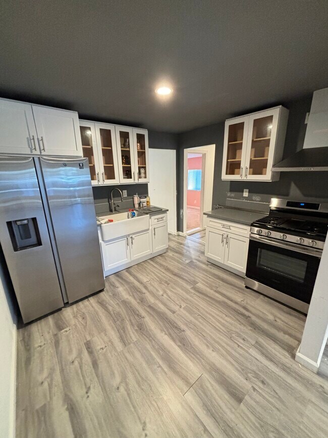 Building Photo - 1851 E 43rd St