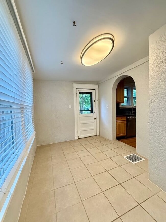 Building Photo - **Charming home in Lindbergh School Distri...