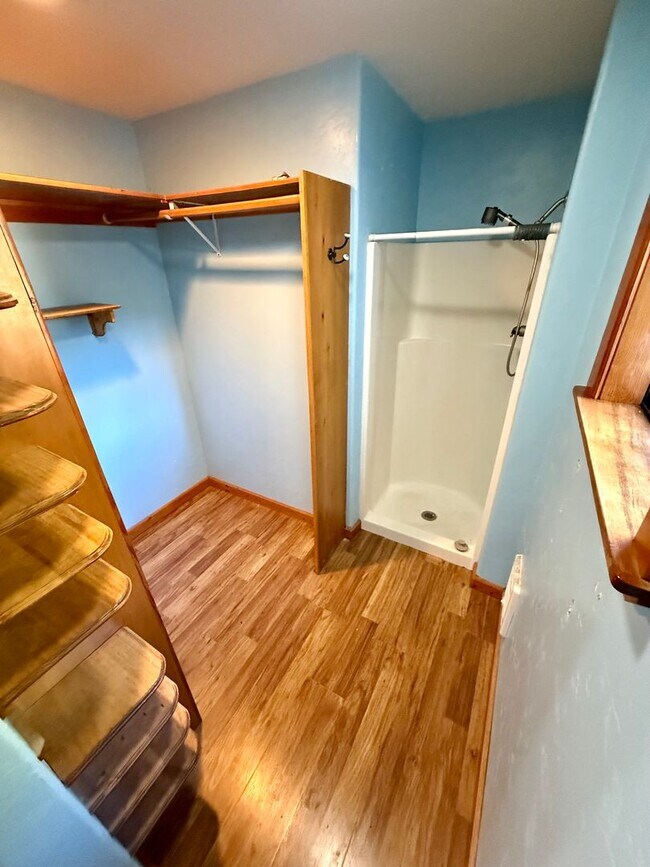 Building Photo - Victorian Charmer – 3 Bed, 1.75 Bath – Utilities Included!
