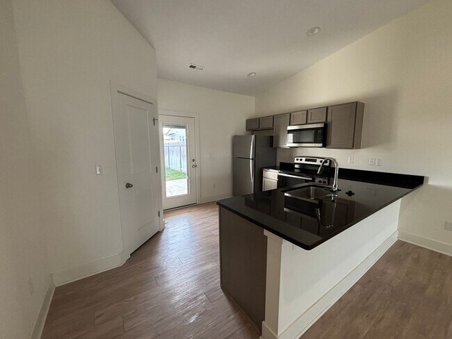 Building Photo - 1747/49 Hickory