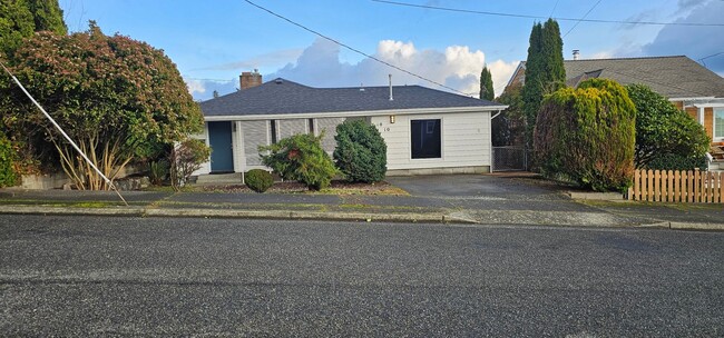 Primary Photo - 3 bedroom Ramble House in Manette- Hardwood and Fireplace!