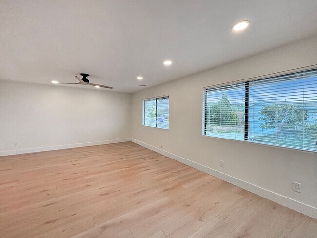 Building Photo - Beautifully Renovated 3BD/2.5BA House in L...