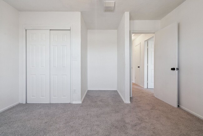 Building Photo - 3-Bedroom Home Near Dining, Shopping & Broadway Extension