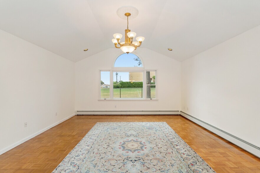 Building Photo - 130 N 7th St