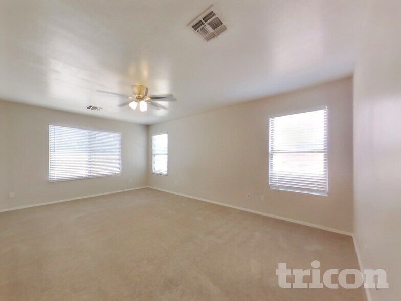 Building Photo - 43714 Cale Dr