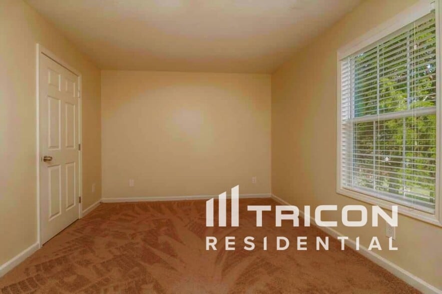 Building Photo - 129 Mary Joe Martin Dr