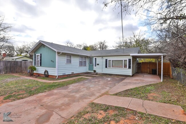 Building Photo - 3 bedroom FULL RENOVATED in 2023! ALL APPLIANCES provided!