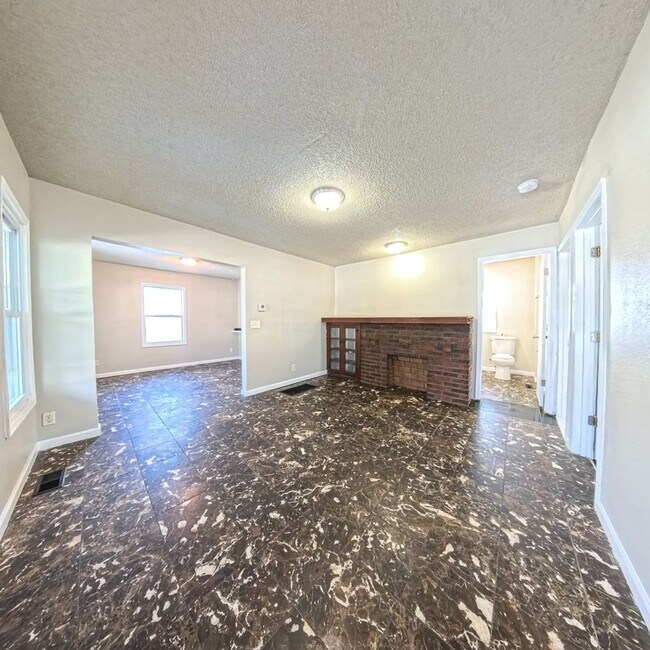 Building Photo - Spacious 2 Bedroom 2 Bath Home